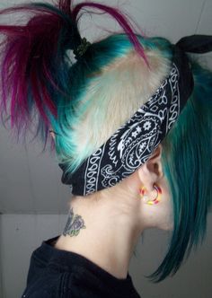 Wear the Deathhawk like this on down days. Goth Hairstyles, Soft Grunge Hair, Weird Style, Goth Hair, Nice Hair, Hair Color Pastel, Emo Hair, Scene Girls