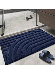 a bathroom rug that is on the floor