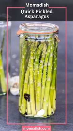 asparagus in a glass jar with the words momsdish quick pickled asparagus