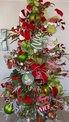 Mini Grinch Christmas Tree, Grinch Theme Christmas Tree, Unique Christmas Tree Decor, Ramon At Home Christmas, Grinch Tree Decorations, Grinch Decorating Ideas, The Grinch Christmas Tree, Grinchmas Tree, Grinch Christmas Tree Topper