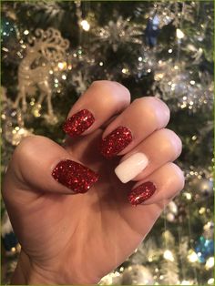 White And Red Christmas Nails Short, December Nails Christmas Red, Christmas Gel Dip Nails, Nails Dip Christmas, Christmas Nexgen Nails, Winter Nails Red And White, Simple Christmas Nails Red And White, Red And White Dip Nails, Christmas Acrylic Nails Holiday Short