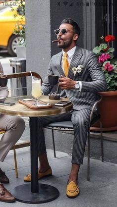 Men In Suits, A Man In A Suit, Man In A Suit, Herren Style, Yellow Tie, Designer Suits For Men, Grey Suit, Mens Fashion Smart, Accessories Style