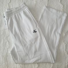 Calvin Klein Archive Logo Sweat Pants Size Medium Vibrant White Straight Wide Leg High Rise Pockets Stretch Brand New Tags Attached Wpd Wide Leg Sweat Pants, Calvin Klein Sweatpants, Calvin Klein Joggers, Archive Logo, Leather Jogger Pants, Cropped Sweatpants, Green Sweatpants, Grey Calvin Klein, Calvin Klein White