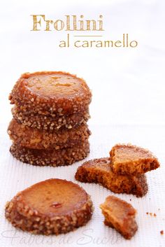 four cookies stacked on top of each other with the words frollini al caramelo above them