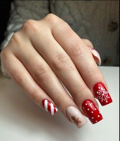 Christmas Nail Designs Easy, Christmas Nails Diy, Hot Nail Designs, Holiday Nails Christmas, Art Deco Nails, Christmas Nails Easy, Cute Christmas Nails