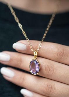 Add a hint of color to your jewelry collection with our classic oval Amethyst gold necklace handmade in .925 silver base and thick 18k gold vermeil. This classic with a touch of modern necklace features a single 14mm x 10mm deep purple genuine amethyst set in a sturdy bezel setting. Comes with flat cable chain to create a unique look in the length of your choice.  DETAILS: * Dimensions: Stone - 14mm x 10mm, Pendant total length 23mm * Material: 925 sterling silver base, natural genuine amethyst Gold Amethyst Necklace, Freyja Goddess, Amethyst Jewelry Necklace, Diy Wire Jewelry Rings, Hot Necklaces, Couples Rings, Goddess Athena, Amethyst Pendant Necklace, Bijoux Art Nouveau