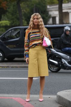 Bermuda Shorts: 9 Reasons Why You Shouldn't Be Afraid To Go Long - Style in the Way Bermuda Shorts Outfit, Paris Mode, Looks Street Style, Outfit Combinations, Leather Shorts, Long Shorts, Gigi Hadid, Tankini Top, Brown Fashion