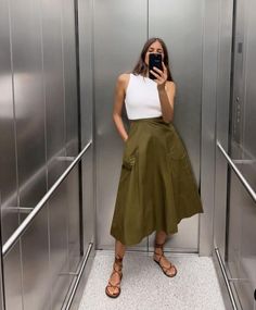 Linen Skirt Street Style, Black Linen Midi Skirt Outfit, Luxury Linen Casual Skirt, Black Linen Midi Skirt, Spring Midi-length Linen Skirt, Elegant Minimalism, Trendy Outfit Inspo, Summer Outfit Inspiration