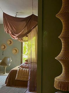 a bed room with two beds sitting next to each other on top of carpeted flooring