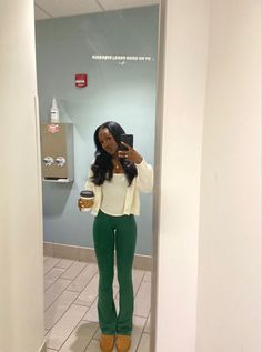 Outfit Ideas Black Women Comfy, Cute Outfits For College Black Women, Fall October Outfits, College Outfit Inspo Winter, Black Women College Outfits, Comfy Cute College Outfits, Uggs With Leggings Outfits, Uggs With Dress Outfit