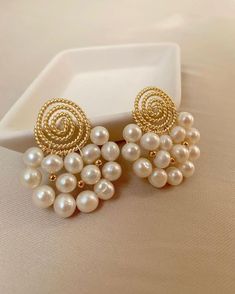 Pearl Earing Designs, Gold Pearl Earrings Designs, Modern Pearl Jewelry Design, Modern Pearl Jewelry Necklace, Beads Earrings Diy, Pearl Jewellery Designs, Earing Jewellery, Pearl Earrings Designs, Earrings Diy Handmade