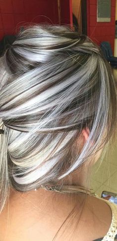 Mechas Cool Blonde Highlights, Grey Hair Color Silver, Blonde Lowlights, Granny Hair, Hair Highlights And Lowlights, Silver Highlights, Silver Hair Color