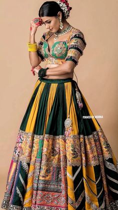 Mehandi Outfit, Latest Traditional Dresses, Hairstyle Bride, Garba Dress, India Shopping, Printed Lehenga