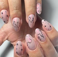 7 Brilliant Disney Nail Designs To Recreate And Wear - Emerlyn Closet Simple Disney Nails, Disney World Nails, Disney Themed Nails, Disney Princess Nails, Disneyland Nails, Disney Nail Designs, Disney Inspired Nails, Disney Acrylic Nails, Mickey Nails