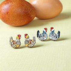 These cute chicken studs are perfect for chicken lovers and make a wonderful gift and spring-time accessory. This original design is digitally illustrated and laser-etched on cherry wood and meticulously hand-painted in two different breed colorings. Super lightweight and absolutely adorable, these hens make a great gift for backyard farmers and chicken lovers and are mini works of art for your ears! Breed Options 🐔 1. Buff Orpington: Inspired by the lovable buff orpington breed with golden col Buff Orpington Chickens, Breeds Of Chickens, Buff Orpington, Wood Hoop Earrings, Cute Chicken, Chicken Hen, Cute Chickens, Chicken Breeds, Kraft Gift Boxes