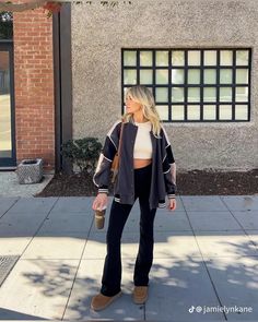 Fall trends, oversized cardigan, flared leggings, brown tan uggs, white crop top, casual and cute work from home outfit idea Uggs Outfit Aesthetic, New York Outfits Winter, 70 Degree Weather Outfit, Fall Festival Outfit, Bonfire Outfit, October Outfits, Chicago Outfit, Outfits Nyc, Jazz Dress