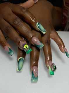 #green #nails #frenchnails Metallic Green French Nails, Jade Green French Tip Acrylic Nails, Emerald Green Chrome French Tip Nails, Chrome Green French Tip Nails, Metallic Green French Tip Nails, Emerald Green Acrylic Nail Designs, Green Chrome Nails Designs, Green Chrome, Chrome Nails Designs