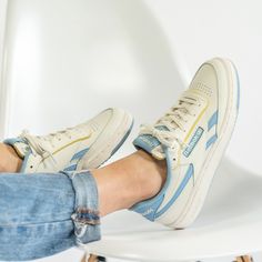 Reebok Club C Revenge Frauenschuh weiß / hellblau Outfit Sneakers, Skor Sneakers, Dr Shoes, Sneakers Fashion Outfits, Reebok Club C, Blazer Outfit