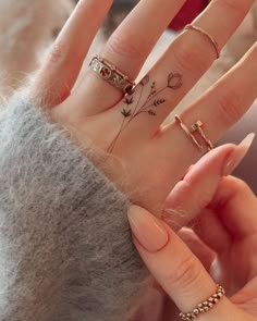 Finger Tattoos: The Perfect Way to Express Your Personal Style | #tattoo #tattooideas #tattooideasfemale #tattooideasformen Finger Tattoo For Women, Hand And Finger Tattoos, Tasteful Tattoos, Hand Tattoos For Women, Wrist Tattoos For Women, Classy Tattoos