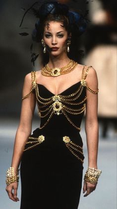 Glamour Decor, Outfit Essentials, Chanel Runway, 90s Runway Fashion, Runway Fashion Couture, Mode Chanel, Chain Dress, Chanel Couture, Chanel Haute Couture