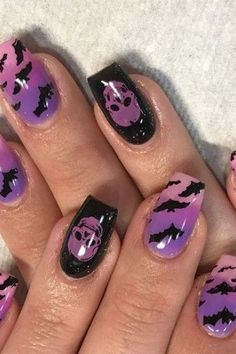 These Black Halloween Nails Are Blowing Up on Pinterest! Make your Holloween Nails unforgettable! Get ready to be inspired by these stunning Black Halloween Nails that are perfect for the spooky season! From Pink Halloween Nails and Purple Halloween Nails to fun Pumpkin Nails, these designs will elevate your nail game. Try out creative Halloween Press On Nails or go for intricate Nail Art Halloween featuring Bat Nails. Whether you’re looking for Cute Halloween Nails or bold Halloween Acrylic ... Nails Xoxo, Easy Halloween Nails Design, Halloween Nail Art Easy, Halloween Nails Diy