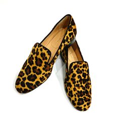 These elegant leopard-print pony skin Loafers, made of genuine leather, embody Italian craftsmanship and timeless elegance: - The upper, made of 100% pony skin, offers a luxurious texture and a bold style with leopard print. - The 100% leather inner lining ensures comfort with every step, while the suede piping adds a refined detail, highlighting the attention to detail. - The 2cm low heel ensures a comfortable and stable walk. The real leather sole, finished with rubber and ribbed heel, offers Work Fashion, Printed Leather, Bold Fashion, Leather Loafers, Low Heels, Moccasins, Flat Shoes Women, Real Leather, Piping