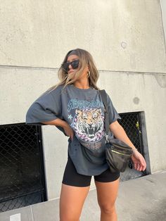 Effortless Elegance: Overdressed Edition Big T Shirt Outfits Summer, Cute Oversized Shirt Outfits, Baggy Graphic Tee Outfit, Graphic T Shirts Street Style, Big Tee Shirt Outfits, Long Tshirt Outfit, Oversized Summer Outfit, Dream Tiger