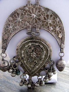 One of a kind antique piece from Yemen, sourced on the north of the country, in Sana´a. Circa 1940´  This necklace has Yemeni Jewish origin. It shows the traditional jewish flowers, made of applied filigree in two connected pendants. The top pendant is a crescent moon , and the other one shows a drop with dangling beads Middle East Jewelry, Middle Eastern Culture, Antique Silver Jewelry, Ancient Jewelry, Silver Accessories, Ethnic Jewelry, Beaded Dangles, Crescent Moon