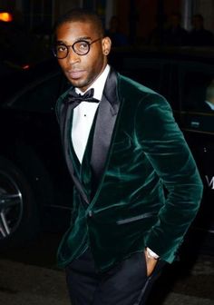 Green Velvet Suit, Black Groomsmen Suits, Velvet Tuxedo, Smen, Groom Tuxedo, Mens Fashion Edgy, Velvet Suit, Vest And Tie, Tuxedo Blazer