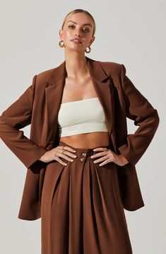 Oversized blazers and womens blazers make way for chic moments in your wardrobe! Blazer Outfits For Women Poses, Blazer Outfits Photoshoot Studio, Editorial Headshots High Fashion, Brown Suit Women's, Oversized Suit Women, Woman In Blazer, Blazer Photoshoot Women, Profile Poses, Casual Photoshoot