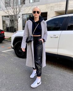 Jogger Blazer Outfit, Nike Blazer Shoes Outfits For Women, Mike Blazer Mid 77 Outfit Women, Mid Sneakers Outfit Women, Nike Blazer Winter Outfit, Outfits With Nike Blazer Mid 77, Women Nike Blazer Outfit, Womens Nike Outfits, Jogger Winter Outfit