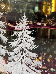 Vitrines de Noël éphémères pour des bijouteries (rue Saint-Honoré) et un café (rue Dalayrac). Des ambiances festives, enneigées et mouvementées pour attirer l'oeil des passants. Aigle blanc loup dessin art duo fresques fresque vitre restaurant boutique shop window display décoration vitrine art posca rouge doré noel hiver artistes déco brasserie boutique sapin Window Painting Ideas Christmas, Window Paint Ideas, Christmas Window Art Ideas, Winter Window Art, Christmas Window Art, Winter Window Display, Christmas Chalkboard Art, Christmas Tree Window, Painted Window Art