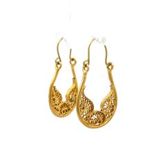 Vintage 1960's Drop Earrings in 18k Yellow Gold These vintage Mid-Century hoop drop earrings bring a timeless beauty to any outfit. Crafted from polished 18 karat yellow gold, these earrings feature an intricate filigree design that adds a unique detailing. The earrings have an elegant hoop design that hangs beautifully, adding a hint of movement to your look. Perfect for both day and night wear, they are a wonderful addition to any jewelry collection. Celebrate the charm of a bygone era with these exquisite earrings, combining historical elegance with modern style.d CHARACTERISTICS Measurements: 20 mm in length x 17.15 mm wide Era: Vintage/Mid-Century Composition: 18 Karat Yellow Gold Total Gram Weight: 3.8 g -- ALL PIECES ARE SUBJECT TO PRIOR SALE DUE TO HAVING A RETAIL LOCATION. -- 30-D Classic 22k Gold Earrings, Antique Yellow Gold Drop Earrings, Classic 22k Gold Hallmarked Earrings, Classic Hallmarked 22k Gold Earrings, Vintage 22k Gold Earrings, Vintage 22k Yellow Gold Earrings, Antique 22k Yellow Gold Earrings, Classic 22k Gold Earrings For Formal Occasions, Antique Pierced Yellow Gold Jewelry