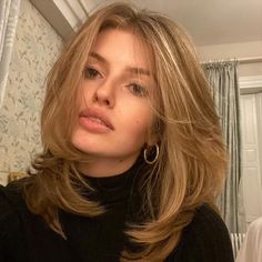 Lob Haircut With Layers And Curtain Bangs, Short And Layered Hair, Short Hair For Thick Hair Wavy, Right Part Hair Hairstyles, Square Jaw Short Hair, Shorter Womens Haircuts, Hairstyles For Lots Of Fine Hair, Haircuts To Look Older, Long Blonde Bob With Layers