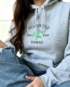 Casual Hoodie With Embroidered Graphics For College, Casual College Hoodie With Embroidered Graphics, Casual Hoodie With Embroidered Text For College, Casual Hoodie With Embroidered Graphics In Relaxed Fit, Winter College Hoodie With Embroidered Text, Casual Embroidered Hoodie For College, Casual Embroidered Hoodie, Casual Fleece Hoodie With Embroidered Text, Hawaii Sweatshirt Outfit