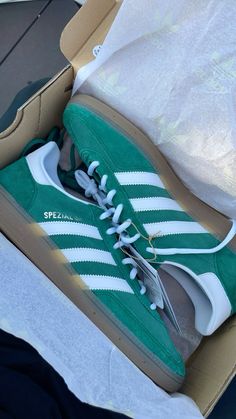 #adidas #spezial #green Green Adidas Shoes Outfit, Adidas Spezial Green, Green Adidas Shoes, Adidas Outfit Shoes, Shoe Wardrobe, Vintage Sneakers, Green Sneakers, Adidas Outfit