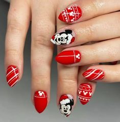 Christmas Mickey Nails, Disney Christmas Nail Art, Disney Nail Ideas, Disney Princess Nail, Mickey Mouse Nail Design, Minnie Mouse Nail Art, Disney Themed Nails, Disney Halloween Nails