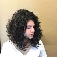 medium layered curly angled hair Angled Hair, Curly Bobs, Haircut Bob, Haircut Inspo, Layered Curly Hair, Curled Hair, Medium Curly Hair Styles