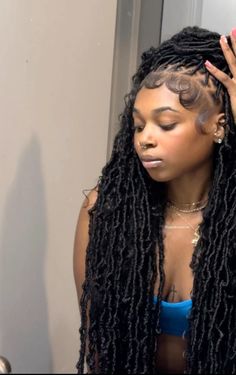 Small Knotless Soft Locs, Soft Locs With Color Brown, Soft Locs With Brown Highlights, Dark Brown Soft Locs, Brown And Black Butterfly Locs, Long Soft Locs With Color, Boho Soft Locs, Soft Locs With Color, Long Brown Locs Black Women