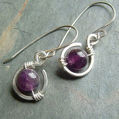 Amethyst Ohrringe Silber Draht wickeln kleine baumeln Spulen Purple Jewelry, Wire Wrapped Earrings, Amethyst Earrings, Wire Earrings