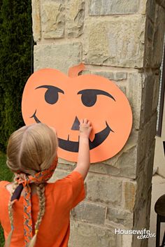 Halloween Party Games: Pin the Nose on the Pumpkin Pin The Nose On The Pumpkin, Juegos Halloween, Halloween Ideas Party, Actividades Halloween, Party Games Halloween