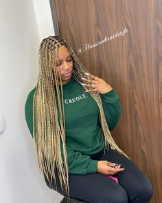 Color Braids On Dark Skin Women, Blonde Box Braids Hairstyles, Blonde Styles, Micro Braids Styles, Latest Hair Braids, Hairstyles Trending, Braiding Styles, Hair Business