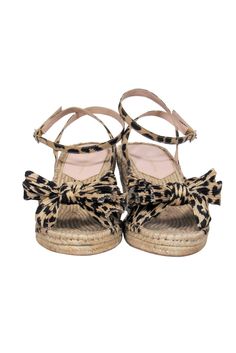 Take some wild style on your next vacation with these fierce wedges from Loeffler Randall! Made with luxe leopard print and an adorable bow, these woven beauties are perfect for jet-setting babes who love their animal print! Style with a maxi dress and straw bag a safari chic look that’s perfect for grabbing cocktails at the tiki bar or taking a stroll by the beach. Size 9.5 Fabric upper w/ leopard print Ankle strap closure Open toe Woven wedge and platform Leather sole and footbed w/ some wear Animal Print Style, Safari Chic, Wedding Dress Accessories, Loeffler Randall, Print Style, Straw Bag, Open Toe, Ankle Strap, Baby Shoes