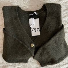 Plaid, Loose-Fit V-Neck Cardigan With Five-Button Closure And Dropped Shoulders. Size L Color Dark Olive. New With Tags. Zara V-neck Sweater With Buttons, Casual Green Zara Cardigan, Olive Green Cardigan, Zara Knit, Green Cardigan, Zara Sweater, V Neck Cardigan, Knit Cardigan, Olive Green