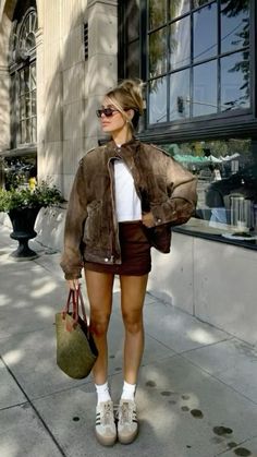 Milan Autumn Outfit, Fall New York City Outfits, Short Skirt Fall Outfits, Autumn New York Outfits, City Exploring Outfit, Europe Outfits Winter, Europe Outfits Fall, City Outfits Fall, City Girl Aesthetic Outfit