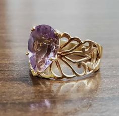 Ein faszinierender, einzigartiger Schatz, gefertigt aus 10-Karat-Gelbgold und verziert mit einem schillernden 3-Karat-Amethyst (12 x 8 mm). Dieser exquisite Ring ist mit dem Markenzeichen seines Designers und den „10k“-Insignien versehen und befindet sich in einem neuwertigen Zustand – seine bezaubernde Schönheit wird Ihnen jedes Mal Komplimente einbringen, wenn Sie ihn tragen! Ein ideales Geschenk oder Andenken, das ein Leben lang geschätzt wird.

 Abmessungen: 12x8mm
 Stein: Tropfenförmiger Amethyst
 Metall: Gelbes 10-Karat-Goldband
 Gewicht: 3,7 dwt. inkl. Steine 
Amethyst-Karatgewicht: 3 ct
 Größe: 8
 In Geschenkbox
 Qualität garantiert
 Nur eine verfügbar
 Kostenloser Versand über USPS Treasure Crafts, Teardrop Ring, 3 Carat, Amethyst Ring, 10k Gold, Ideal Gift, Amethyst, Ring Size, Yellow Gold