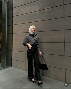 Minimalist Hijab Outfit, Ootd Poses Ideas, Elegant Hijab Outfit, Outfit Ngampus Hijab, Minimalist Hijab, Styling Hijab