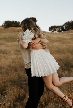 Summer engagement photos in a field at golden hour summer engagement photo outfit inspiration neutral colors and couple in love at sunset Engagement Photo Outfits Summer, Boho Engagement Photos, Engagement Photo Dress, Engagement Shoot Outfit, Golden Fields