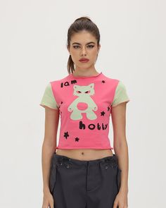 Model (WearingXS):• Height: 171cm | Bust: 83cm | Waist: 59cm | Hips: 89cmDetails: Pink T-shirt with "I am Hobby" meme graphic printTop Length: CroppedSleeve Length: Short SleevesMaterials:95% Cotton + 5% Spandex Pink Y2k T-shirt With Letter Print, Fitted Streetwear T-shirt With Screen Print, Y2k Crew Neck T-shirt With Character Print, Character Print T-shirt For Spring Streetwear, Fitted Pink T-shirt With Letter Print, Fitted Pink T-shirt For Streetwear, Y2k Green Tops For Streetwear, Y2k Green Top For Streetwear, Green Y2k Style Top For Streetwear