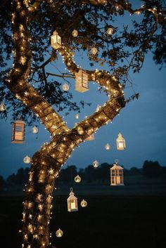 Fairy Lights Outdoors Twinkle Lights In Trees, Minimalistic Outdoor Wedding, Glam Rock Wedding Decor, Romantic Backyard Wedding Reception, Outdoor Backyard Wedding Reception, Diy Fairy Wedding, Outdoor Sunset Wedding, Wedding Foods Main Course, Candle Altar Wedding